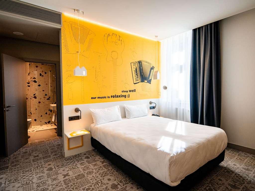 ホテル Ibis Styles Sibiu Arsenal 部屋 写真