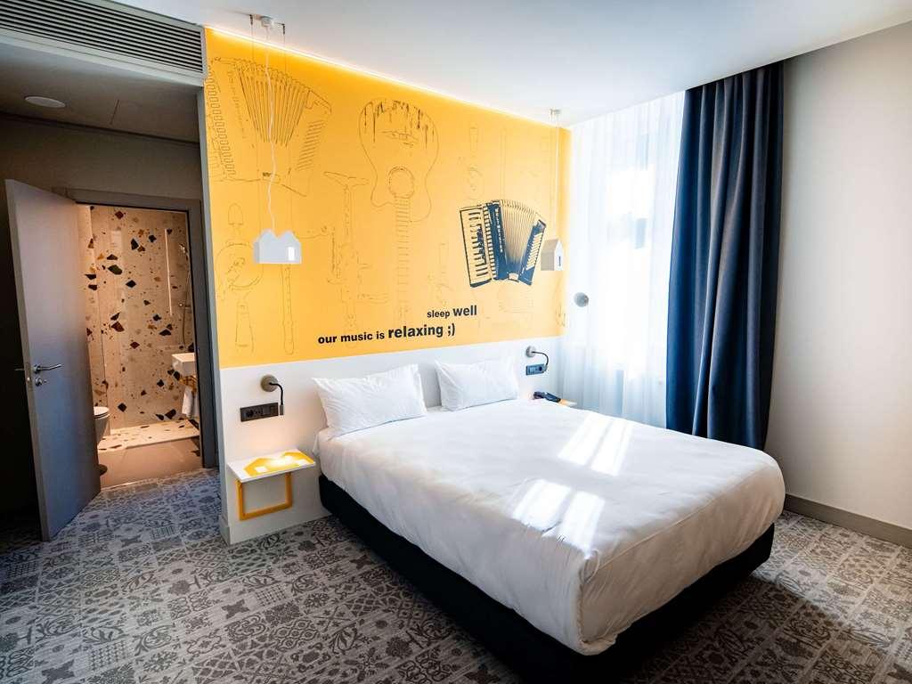 ホテル Ibis Styles Sibiu Arsenal 部屋 写真